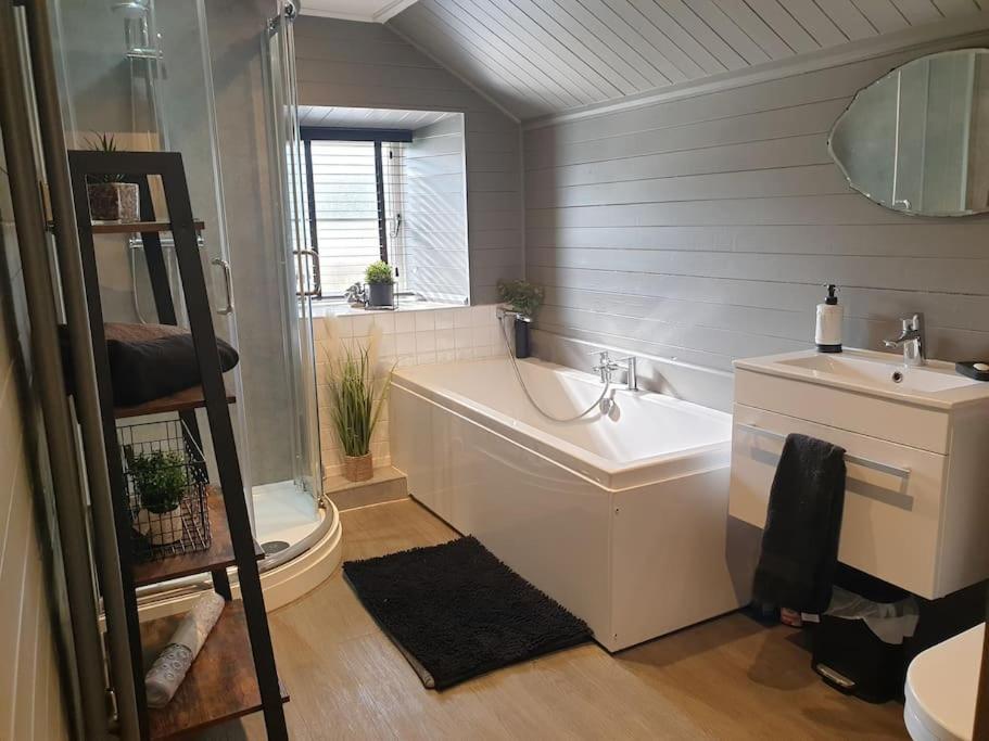 Rosedale A Charming Detached 4 Bedroom Cottage. ブリックハム エクステリア 写真